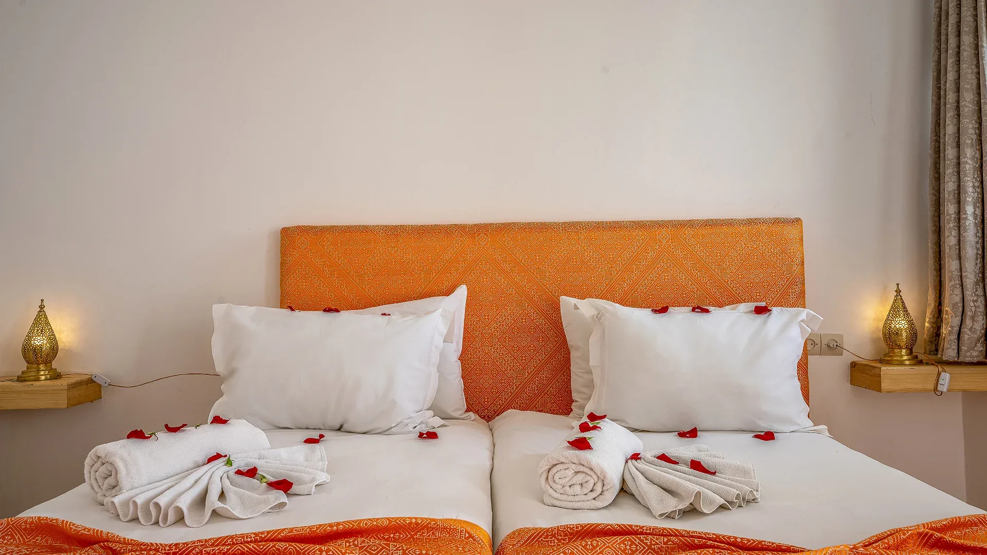Chambre double aux teintes orangées du Riad Ilyan, Marrakesh