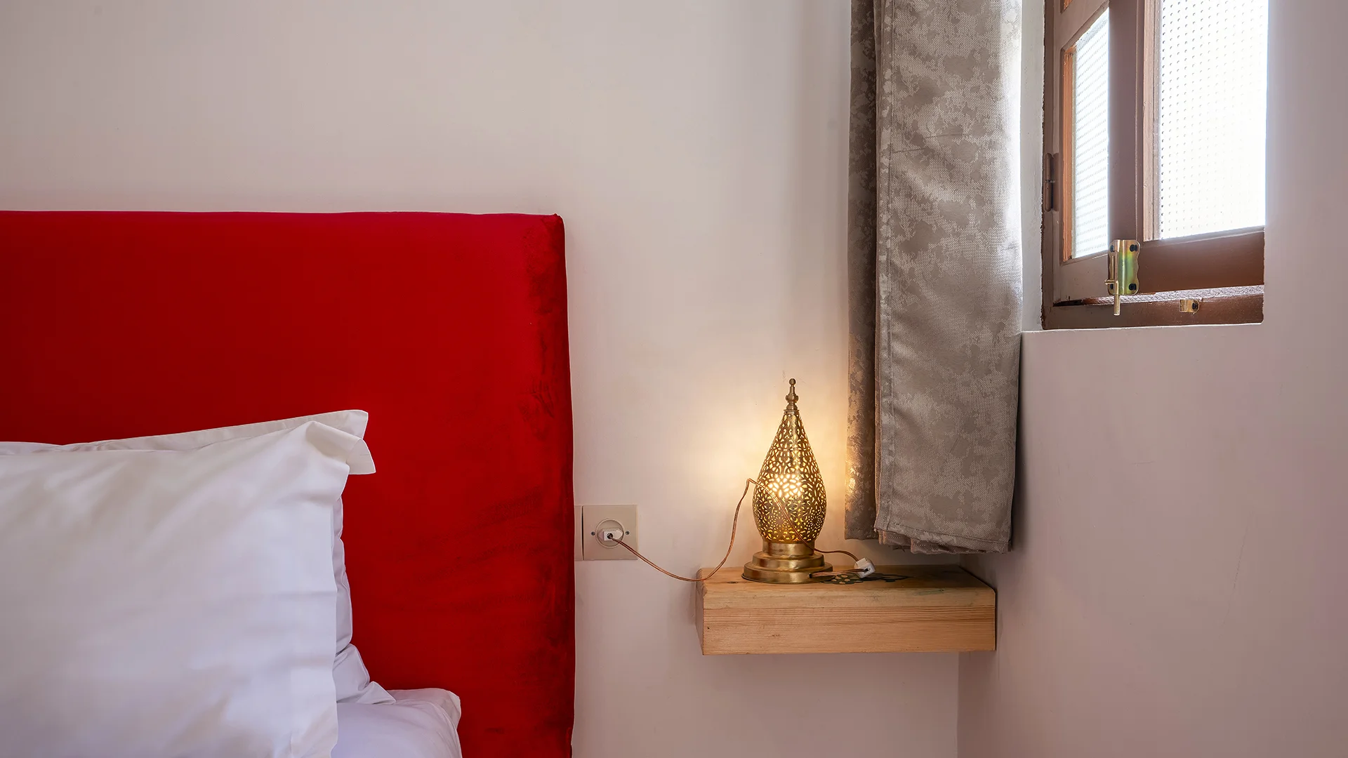 Chambre avec tête de lit rouge du Riad Ilyan, Marrakesh