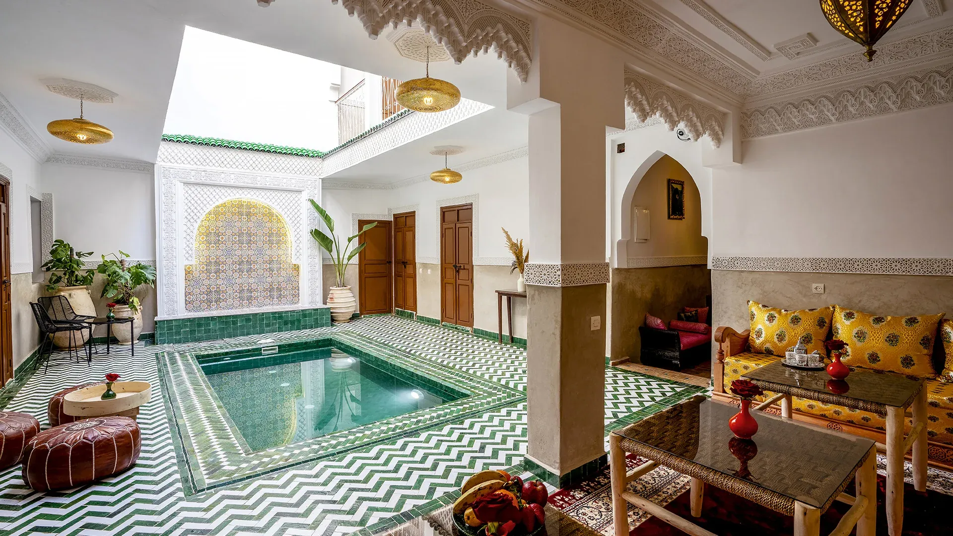 Patio, piscine et arcades du Riad Ilyan, Marrakesh