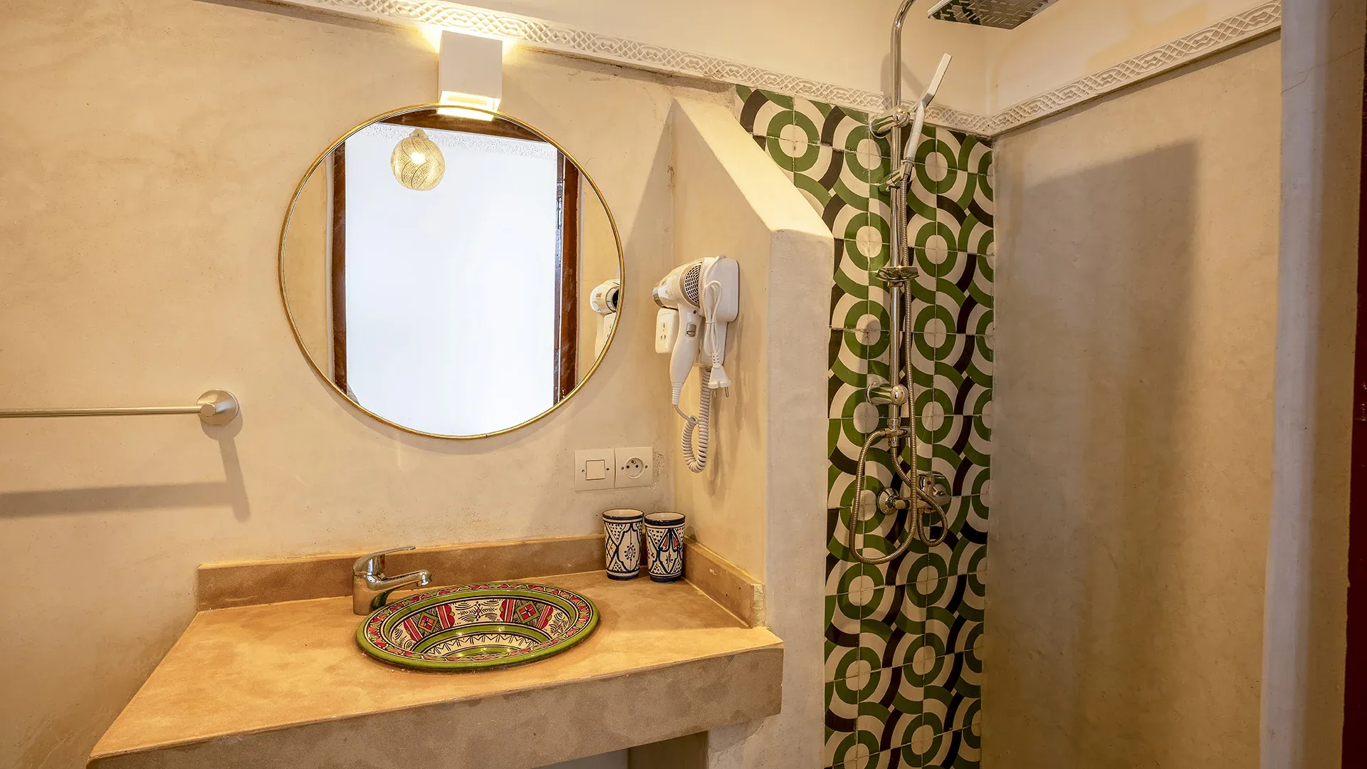 Salle de bain avec douche du Riad Ilyan, Marrakesh