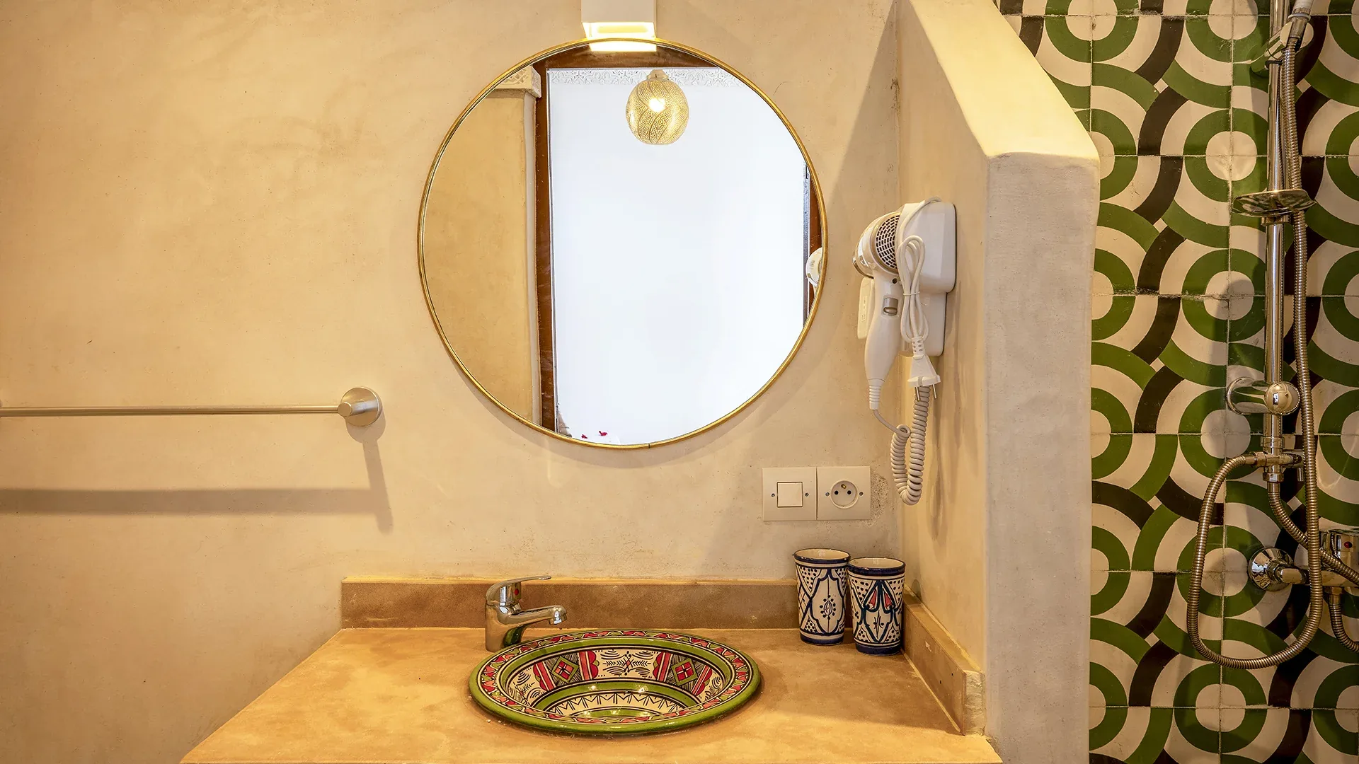 Salle de bain et vasque du Riad Ilyan, Marrakesh
