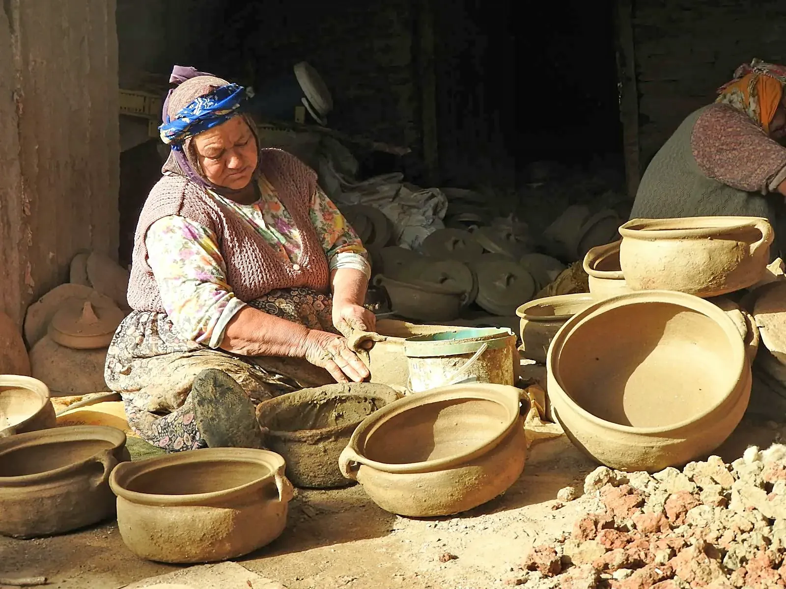 Excursion privée dans les 3 vallées berbères : artisane façonnant la poterie à la main — Riad Ilyan, Marrakech