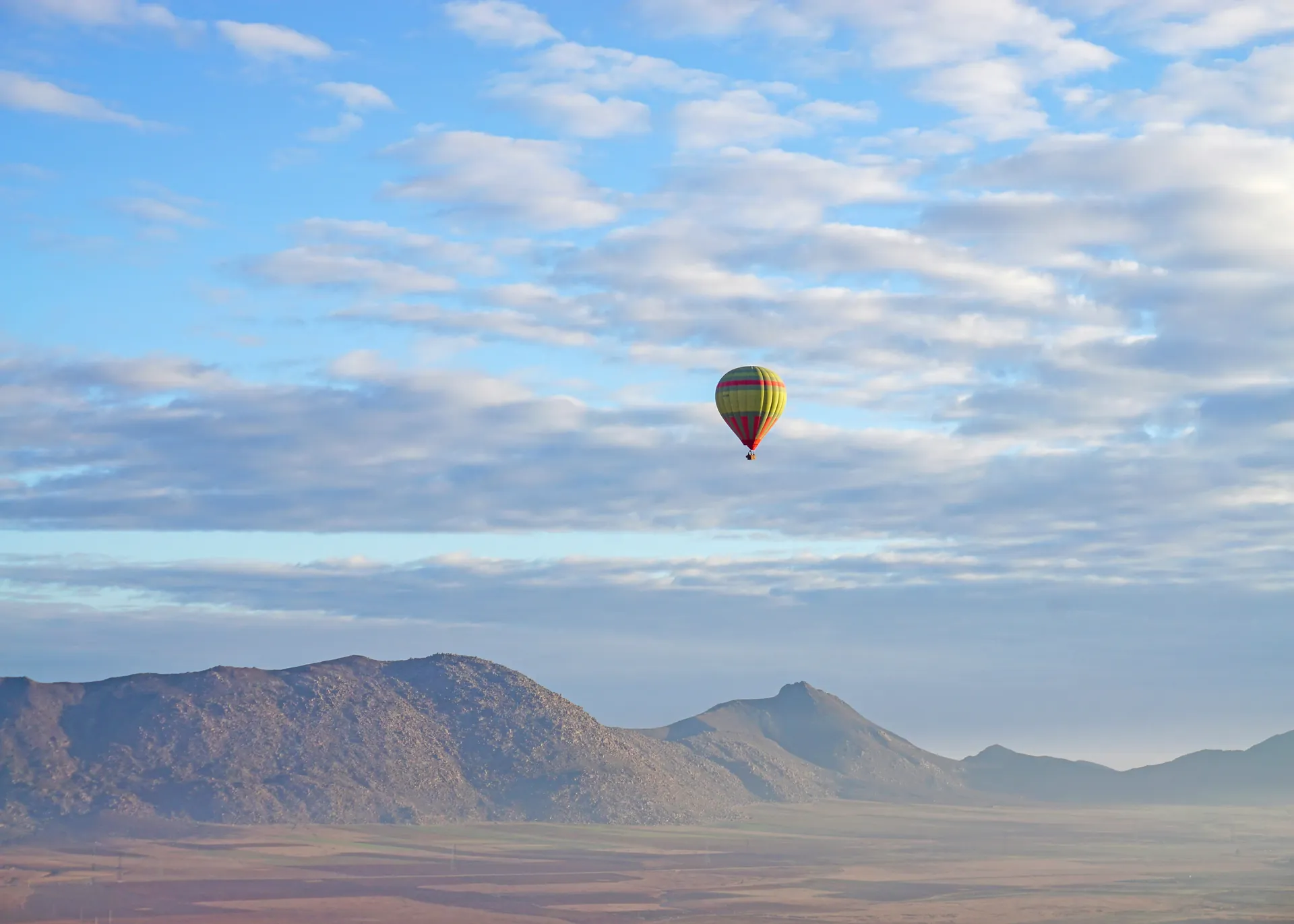 Vol privé en montgolfière au lever du soleil au-dessus de Marrakech et de l'Atlas — Riad Ilyan
