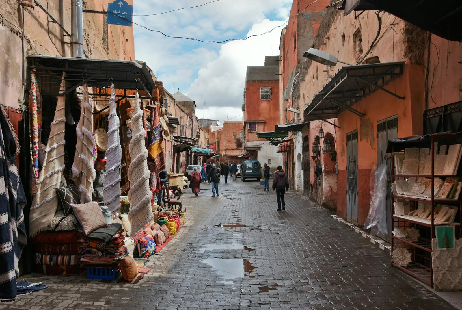 Ruelles et boutiques artisanales de la médina près de Ben Salah — Riad Ilyan, Marrakesh