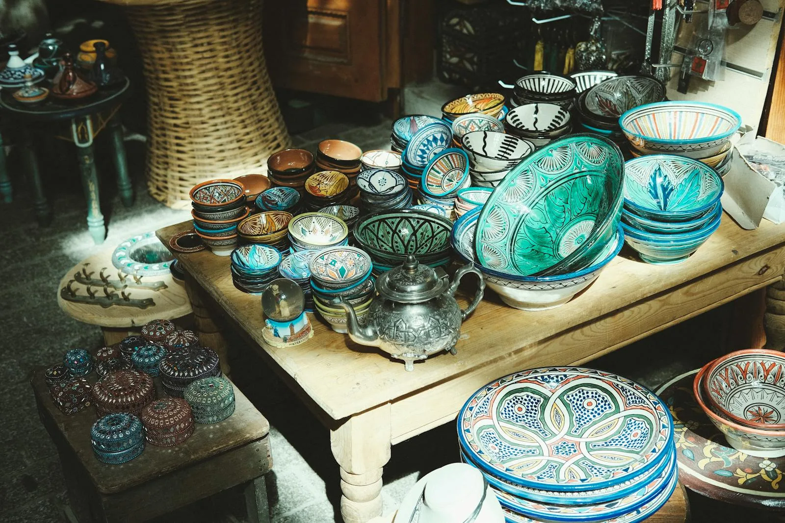 Poterie et céramique marocaines, tajines et zellige au souk des potiers — Riad Ilyan, Marrakesh