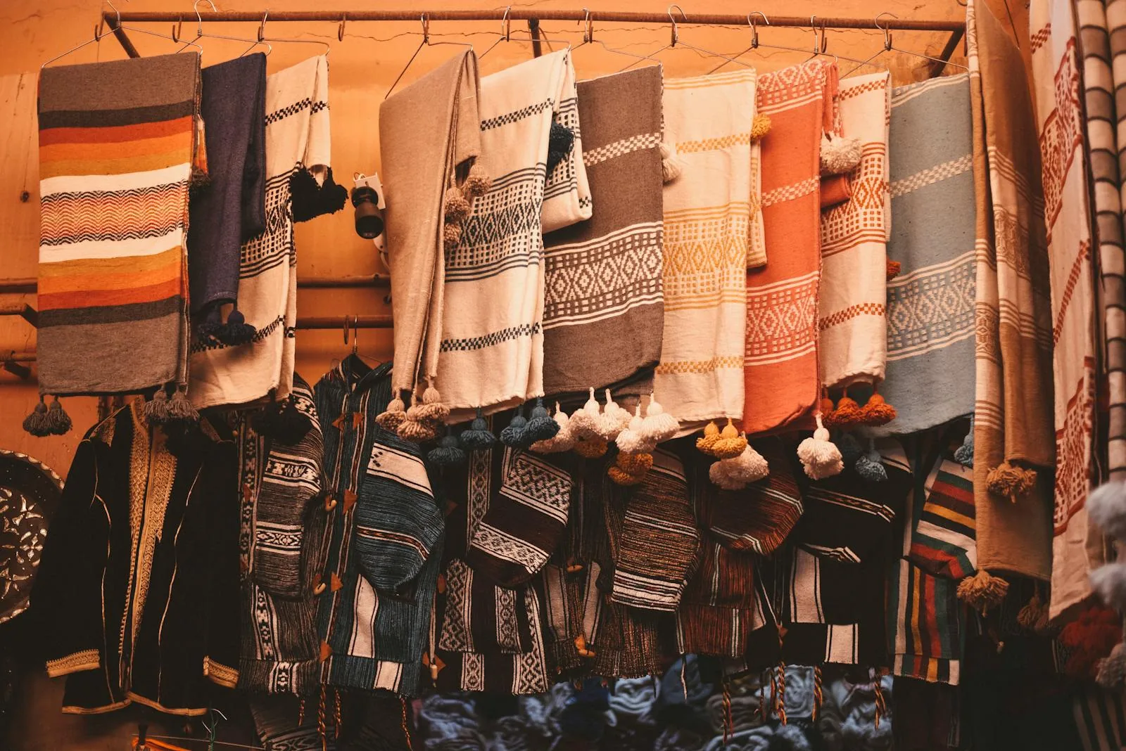 Textiles, tissus et étoffes colorés des souks de la médina — Riad Ilyan, Marrakesh