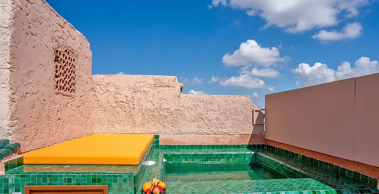 Jacuzzi sur la terrasse du Riad Ilyan avec vue sur la médina de Ben Salah, au cœur de Marrakesh